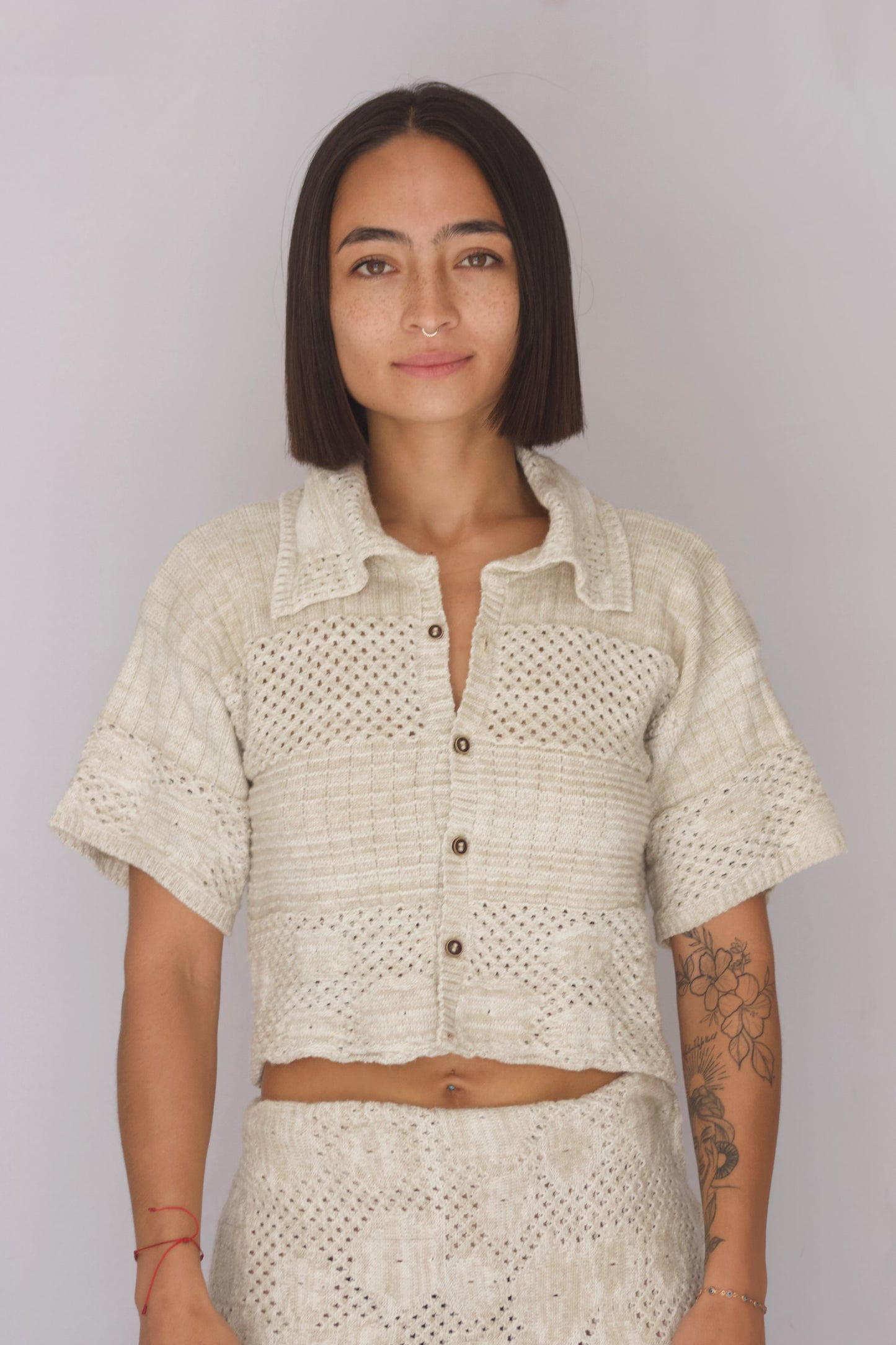 Camisa crop flor de arena